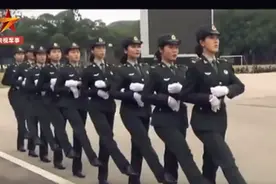 驻港仪仗女兵每人一年穿破3双马靴，网友：靓丽的青春，无悔的人生图片