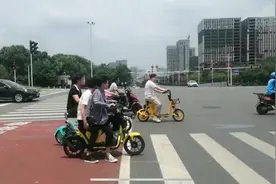 @电动车驾驶员，这些路口请走专属通道图片