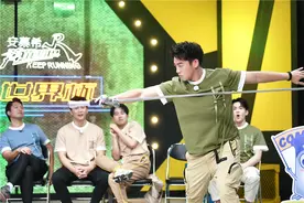 《奔跑吧》魅力男士大赛，蔡徐坤郭麒麟沙溢泥潭藏身图片