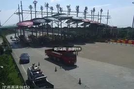 奇葩！浙江高速，男司机边开车边看手机直播：看美女能提神图片