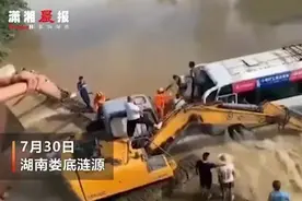 洪水中男子用挖掘机挡住客车救下14人：害怕救不上人，会后悔一辈子图片