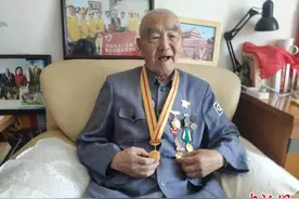 八一节前探望九旬“敬礼老兵”：忆战友泪洒勋章图片