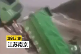 大卡车被推进河中封堵决口，南京江宁：河流管涌险情已消除图片