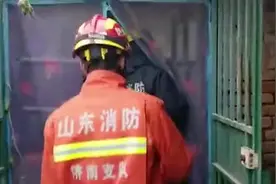 山东一工人在家中发现鳄鱼，消防员：疑似在运输中逃脱出来视频封面