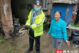 大蛇下山避雨引发惊恐 民警徒手生擒后放生图片