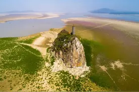 航拍丰水期鄱阳湖湖口水域：碧波万顷间 鞋山岛耸峙图片