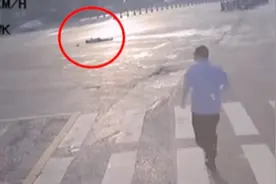 西安交警早高峰路口执勤突然晕倒，公交司机下车狂奔扶起视频封面