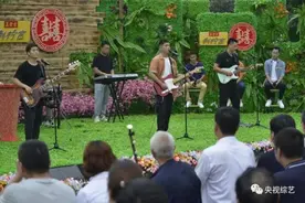 小时候母亲生病村民捐款救济，如今他创业成功回报乡亲图片