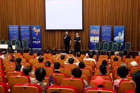 主持人叶惠贤甘当龙套，只有六句唱词，是什么人让他想感恩？图片