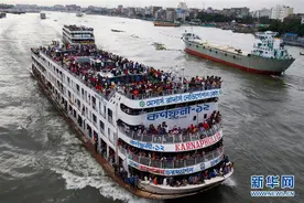 孟加拉国宰牲节期间迎来返乡潮图片