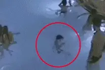 孩子掉进水里了，快救人图片