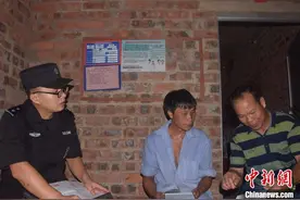 广西防城港边防民警助“洞穴人”入户获新生图片