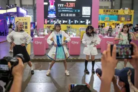 66岁“show girl”现身ChinaJoy，社交平台粉丝超500万图片