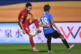 足球——中超：大连人队对阵河南建业队图片