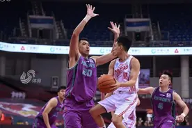 山东男篮无缘八强！张庆鹏砍37分难救主，赛后泪洒更衣室回应退役传闻图片