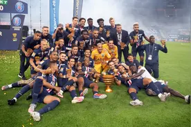 足球——法国联赛杯：巴黎圣日耳曼夺冠图片