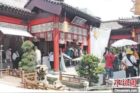横店迎剧组复拍热潮 带动影视产业链复苏图片