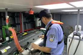 黄浦江上巡逻的老船长：救援，缉私，查幽灵船，接受“烤验”图片