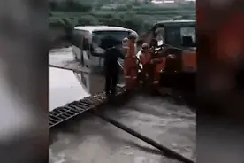 开挖掘机救出14人的他找到了！是我们的辅警兄弟图片