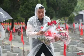 为了阵地上那句生死誓约，他为战友千里扫墓36年：“弟兄们，我又回家了”图片