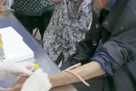 98岁爷爷抽血100岁奶奶帮捂眼睛，网友：传说中爱情最好的样子图片