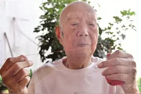 吃馍喝汤喜咸香 看戏打牌很开朗图片