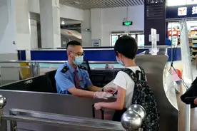 要火！火车站监控曝光，这届小朋友真是太棒了图片