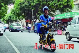 00后大学生 顶着烈日送外卖图片