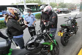 门头沟交警严查摩托车违法 有人“爆改”排气管只为声浪更大图片