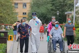 双警夫妻一再推迟婚礼奋战疫情一线：“婚礼延期但幸福不会延期”（图）图片