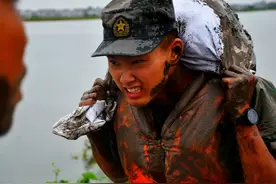 八一！向抗洪一线的子弟兵致敬图片