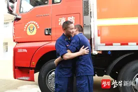 淮河盱眙段防汛一线双胞胎消防员，因归建需要，兄弟俩见面一天又要离别图片