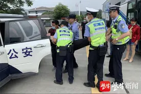 大客车上女乘客食物中毒生命垂危，高速交警上演生死营救图片