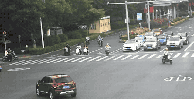 摩托车“戴口罩”上路，交警制止违法被拖伤，疯狂少年被刑拘图片