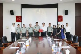 区领导走访慰问驻沪、驻区部队官兵和烈军属 王鹏马德荣黄德华等与区领导座谈 程向民李谦唐海东刘其龙肖文高等参加图片