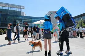饿了么“机械外骨骼”蓝骑士现身ChinaJoy图片