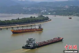 三峡水域应急疏散90艘因汛滞留船舶图片