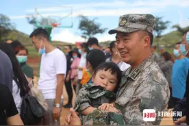军娃进军营和爸爸一起“战斗“第75集团军某旅在驻训地开展军属进军营活动图片