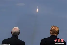 美国SpaceX载人龙飞船启程返回地球图片