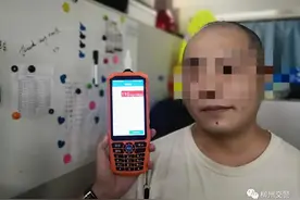 广西一男子爬上引擎盖大闹测酒现场 扬言律师来了才配合检查图片