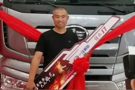 超暖后续！冒死开“火车”驶离闹市的司机收获意外惊喜图片