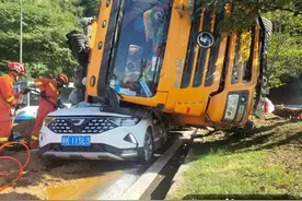 浙江街头，工程车侧翻压扁轿车！2人脱险，1人仍在抢救图片