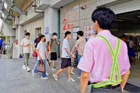 11号线高架“热流”不退，站务员汗流浃背！16号线滴水湖站“大客流”演练，干的欢实图片