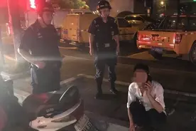 民警一晚上“捡”两醉汉，有人睡机动车道上还说“车就往我身上开”图片