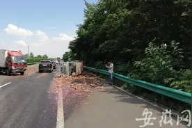 S12滁新高速颍上县境内发生一起两车相撞事故 一货车翻倒图片