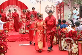 九对癌症患者举办集体婚礼“你能活下来陪着我，真好！”图片