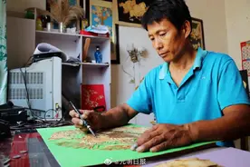 聋哑农民变废为宝制作“麦烙画”图片