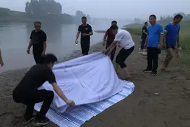 巩义两兄弟酒后下河摸鱼，一人命丧伊洛河图片