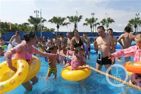 会玩！水上拨河比赛 运动又清凉图片