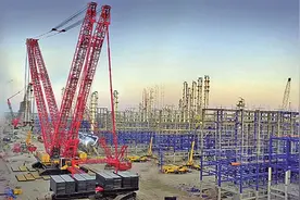 全球最大4000吨履带式起重机在山东首吊成功图片